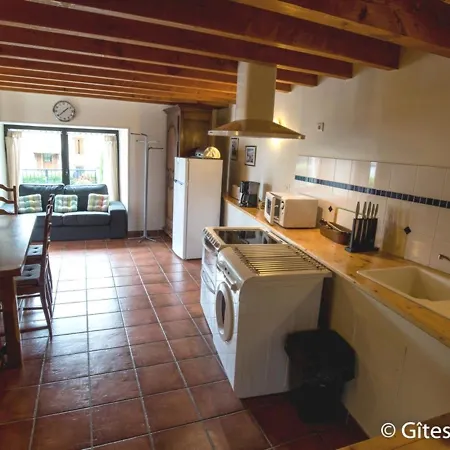 Besse-et-saint-anastaise, 3 Pieces, 4 Personnes - Fr-1-630-187 بيت للعطل *
