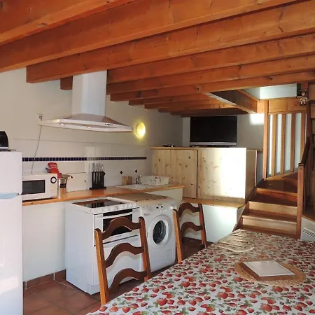 Besse-et-saint-anastaise, 3 Pieces, 4 Personnes - Fr-1-630-187 بيت للعطل *
